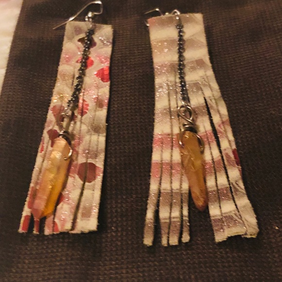 Shimmer leather quartz fringe earrings - Picture 5 of 9